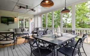 Patio en composite gris avec table et luminaires