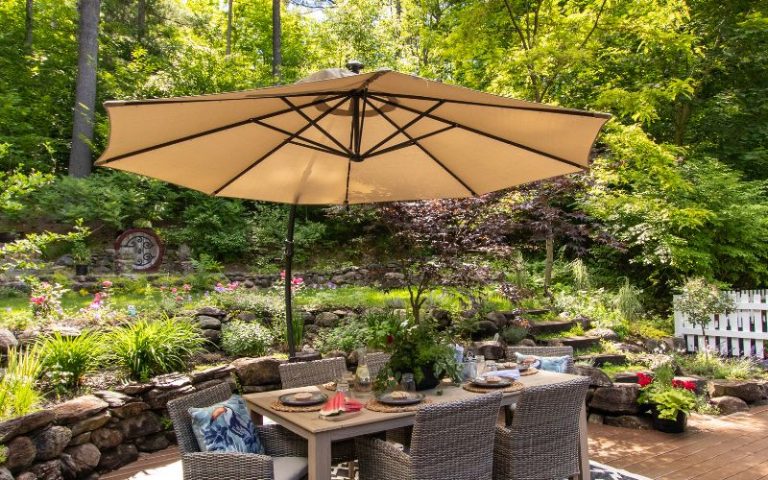 Patio en vinyle, table et parasol