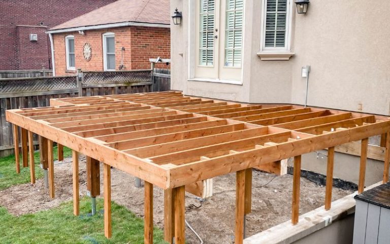 Structure de bois de patio sur pieux vissés