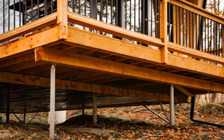 Vue de dessous une terrasse sur pieux vissés